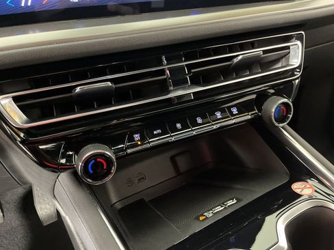 Used 2025 Chevrolet Traverse LT image 33