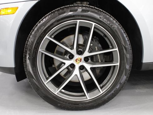 Certified 2025 Porsche Macan image 11