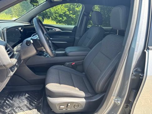 Used 2025 Chevrolet Traverse LT w/ Driver Confidence Package FWD image 3