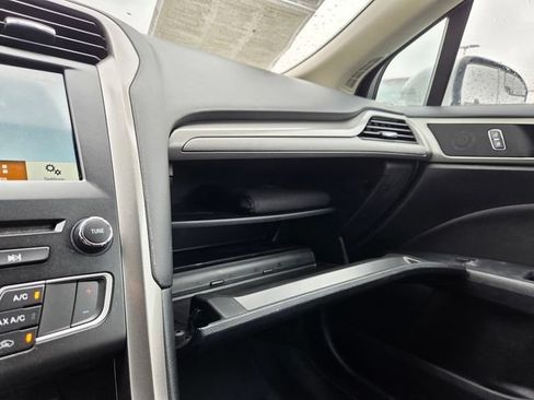Used 2018 Ford Fusion SE w/ Fusion SE Technology Package FWD image 14