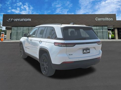 Used 2025 Jeep Grand Cherokee Altitude AWD/4WD image 7