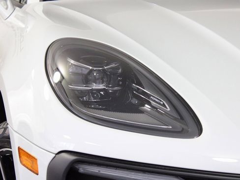 Used 2025 Porsche Macan image 12