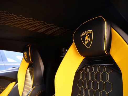 Used 2024 Lamborghini Revuelto image 15