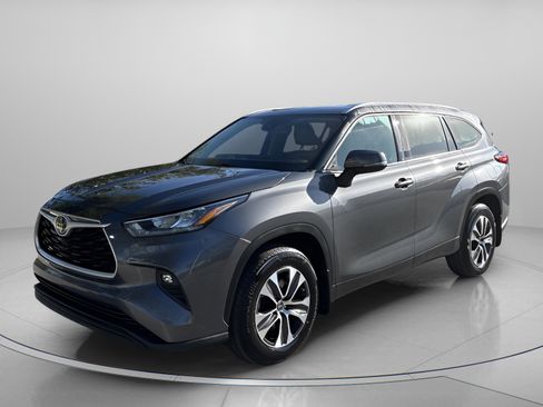 Used 2020 Toyota Highlander XLE image 4