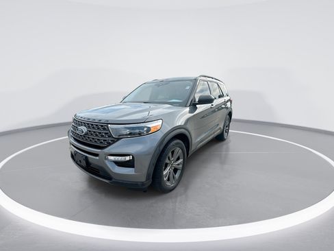 Used 2021 Ford Explorer XLT w/ Equipment Group 202A AWD/4WD image 4