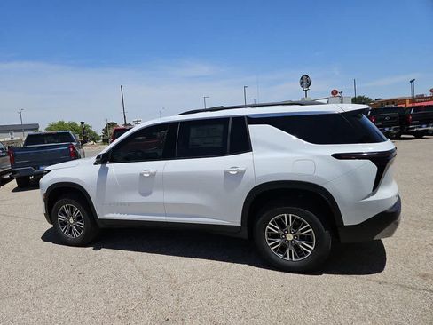 Used 2025 Chevrolet Traverse LT FWD image 11
