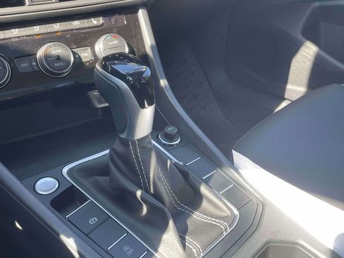 Used 2023 Volkswagen Jetta SE w/ Panoramic Sunroof Package image 30