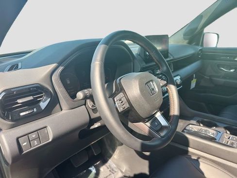 Certified 2025 Honda Pilot TrailSport image 9