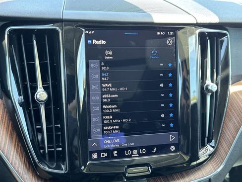 Used 2023 Volvo XC60 B5 Plus image 17