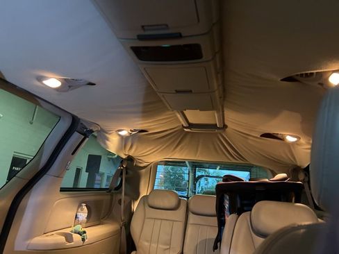 Used 2005 Dodge Grand Caravan SXT w/ Leather Interior Group image 12