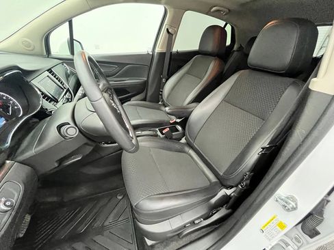 Used 2022 Buick Encore Preferred AWD/4WD image 18