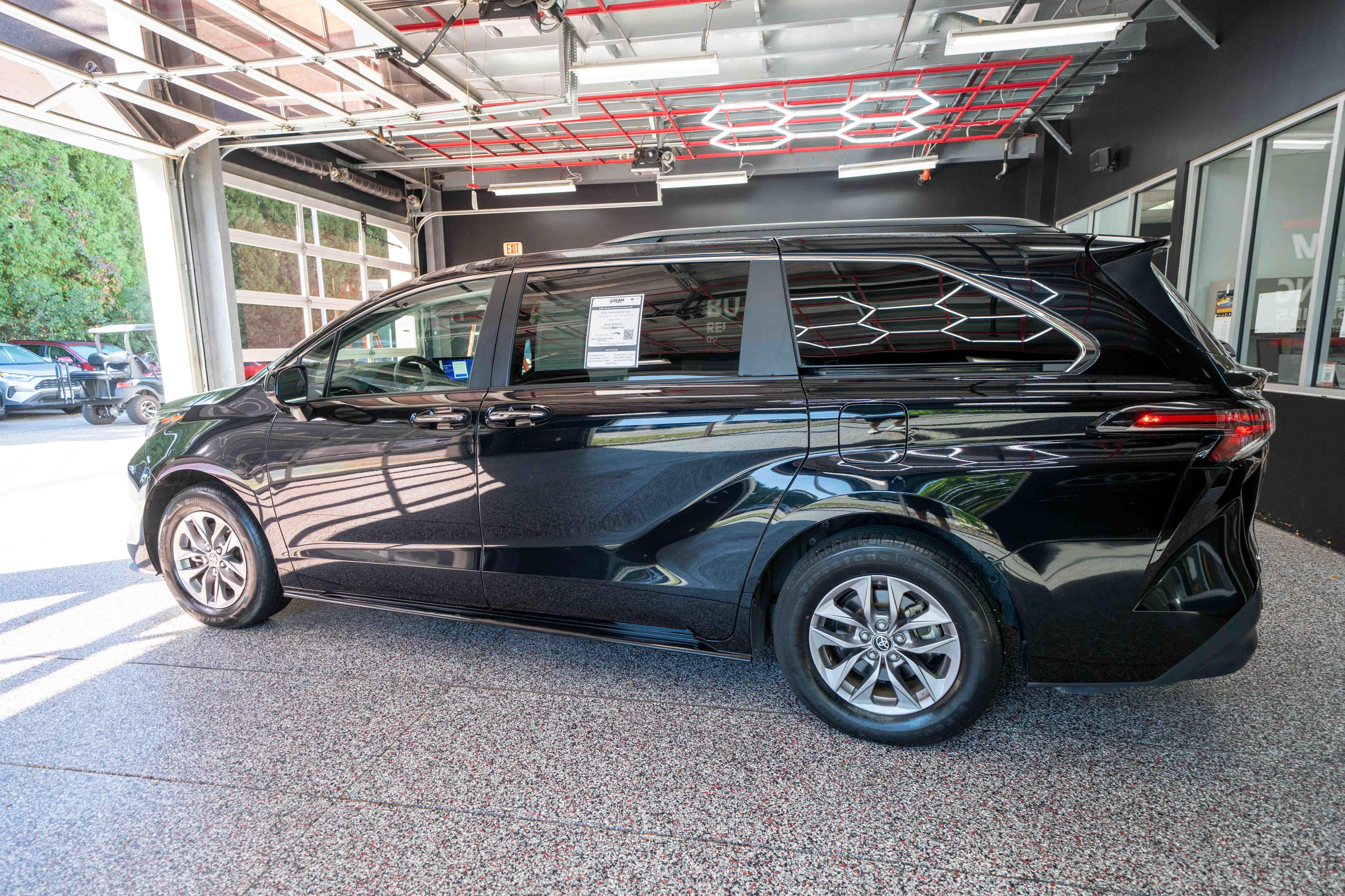Used 2025 Toyota Sienna XLE FWD image 2