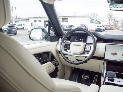 Used 2025 Land Rover Range Rover SE image 19