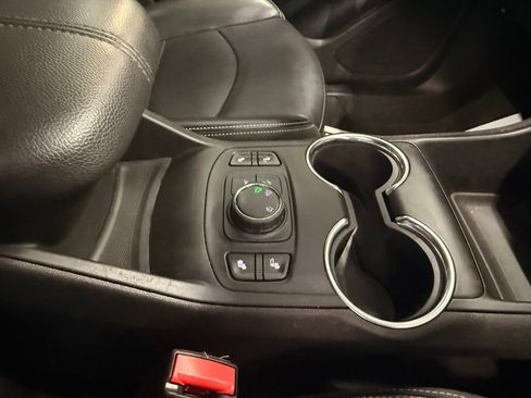 Used 2024 GMC Terrain SLT image 29