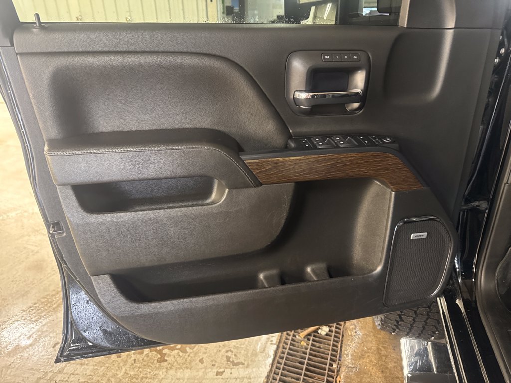 Used 2018 GMC Sierra 2500 Denali w/ Duramax Plus Package AWD/4WD image 15