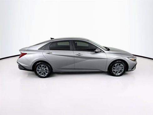 Used 2025 Hyundai Elantra Hybrid FWD image 8