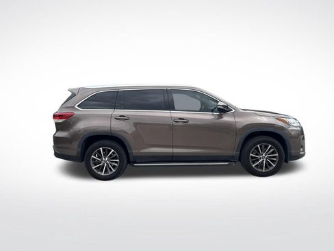 Used 2019 Toyota Highlander XLE FWD image 4
