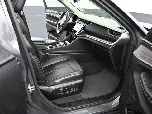 Used 2024 Jeep Grand Cherokee Limited w/ Black Appearance Package AWD/4WD image 17