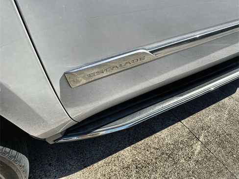 Used 2016 Cadillac Escalade Luxury image 14