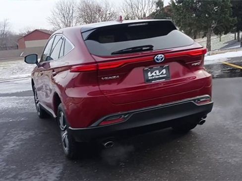 Used 2022 Toyota Venza XLE image 9