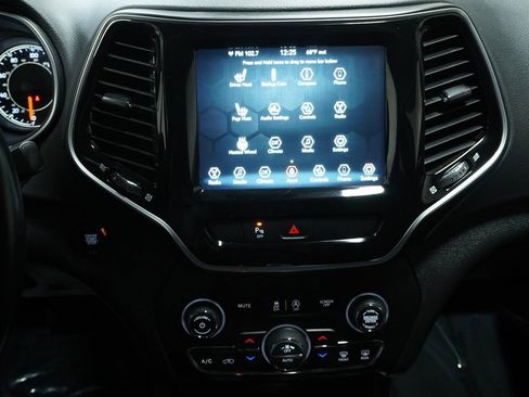 Used 2019 Jeep Cherokee Limited image 18