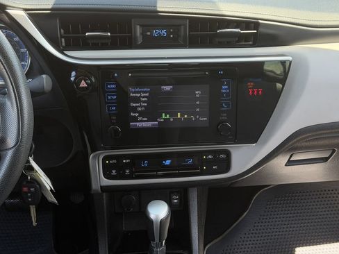Used 2018 Toyota Corolla LE FWD image 17
