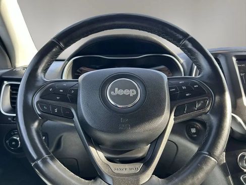 Used 2019 Jeep Cherokee Trailhawk AWD/4WD image 11