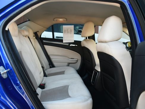 Used 2019 Chrysler 300 Touring w/ Chrome Appearance Package image 18