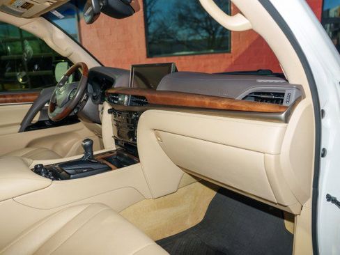 Used 2021 Lexus LX 570 4WD w/ Luxury Package image 15