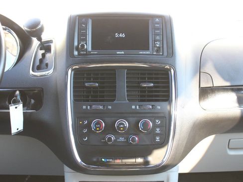 Used 2018 Dodge Grand Caravan SXT image 27