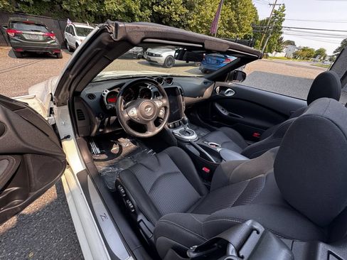 Used 2015 Nissan 370Z Roadster RWD image 13