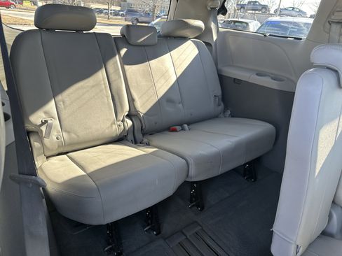 Used 2015 Toyota Sienna XLE image 17