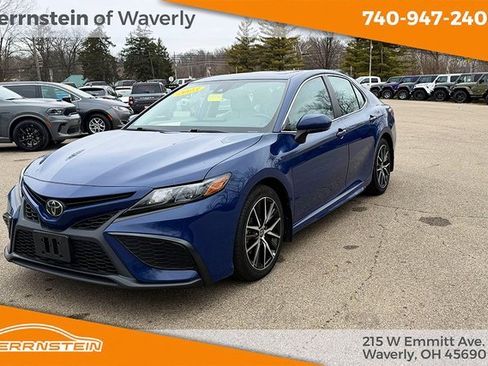 Used 2023 Toyota Camry SE image 3