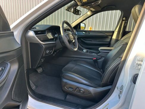 Used 2024 Jeep Grand Cherokee Altitude image 13