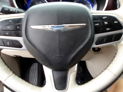 Used 2020 Chrysler Pacifica Limited image 19