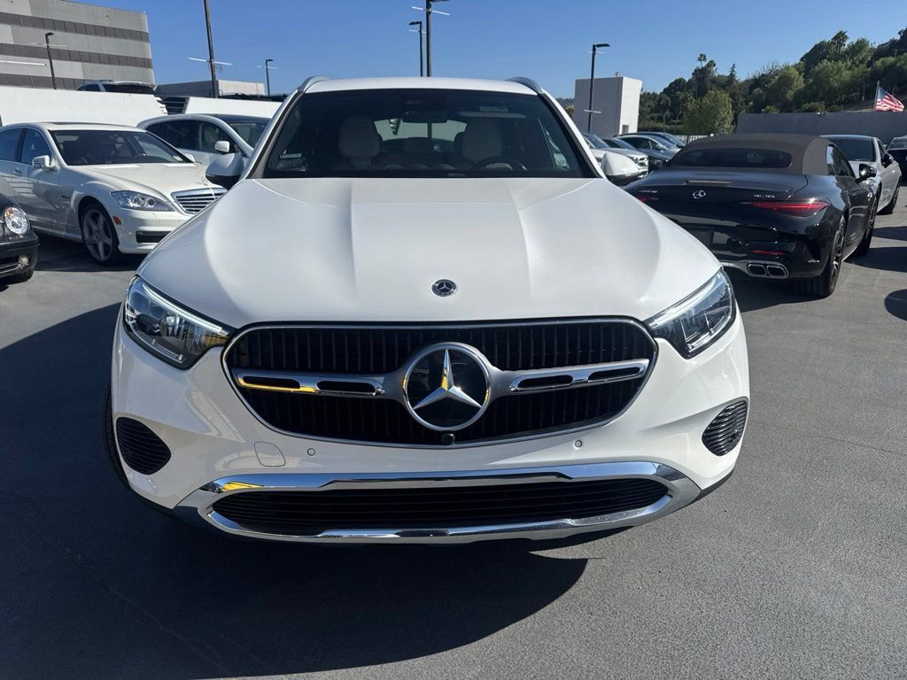 Used 2025 Mercedes-Benz GLC 350e 4MATIC image 2