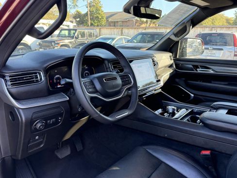 Used 2023 Jeep Wagoneer L Series II image 15