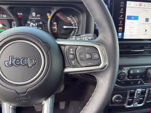 Used 2025 Jeep Wrangler Unlimited Sahara image 21