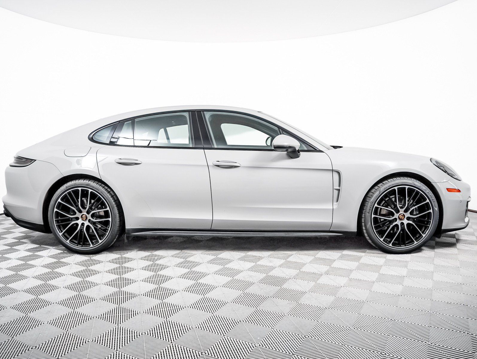 Certified 2023 Porsche Panamera 4 Platinum Edition w/ Assistance Package AWD/4WD image 9