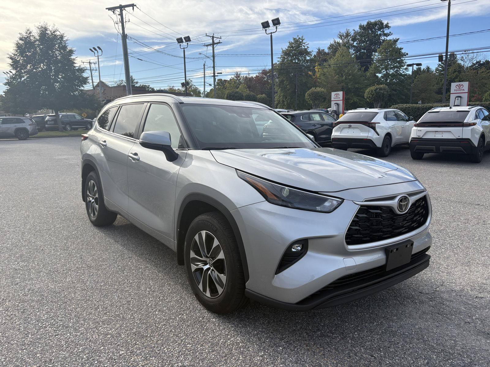 Used 2025 Toyota Highlander XLE AWD/4WD image 1