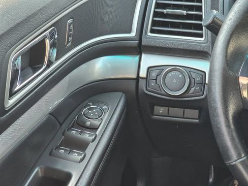 Used 2017 Ford Explorer XLT w/ Equipment Group 202A AWD/4WD image 22
