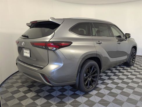 New 2026 Toyota Highlander Platinum image 5