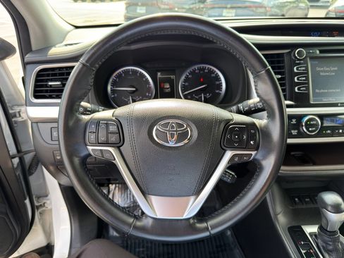 Used 2018 Toyota Highlander XLE AWD/4WD image 15