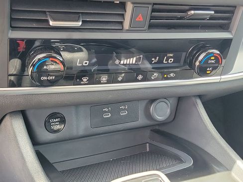 Used 2025 Nissan Rogue SV image 27