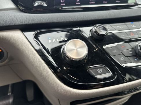 Used 2023 Chrysler Pacifica Touring-L FWD image 24