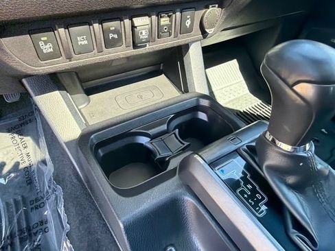 Used 2018 Toyota Tacoma TRD Off-Road w/ TRD Premium Off Road Package AWD/4WD image 28