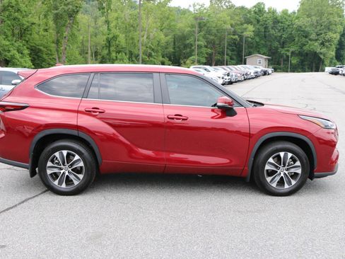 Used 2024 Toyota Highlander XLE AWD/4WD image 9