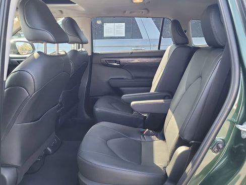 Used 2024 Toyota Highlander Limited image 12