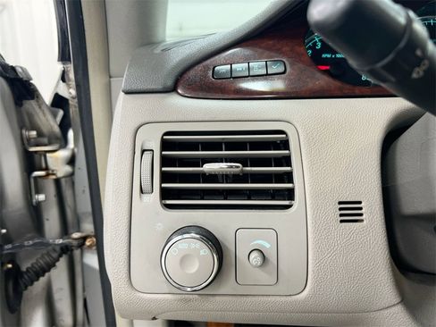 Used 2006 Buick Lucerne CX image 16