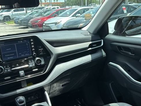 Used 2021 Toyota Highlander L FWD image 15